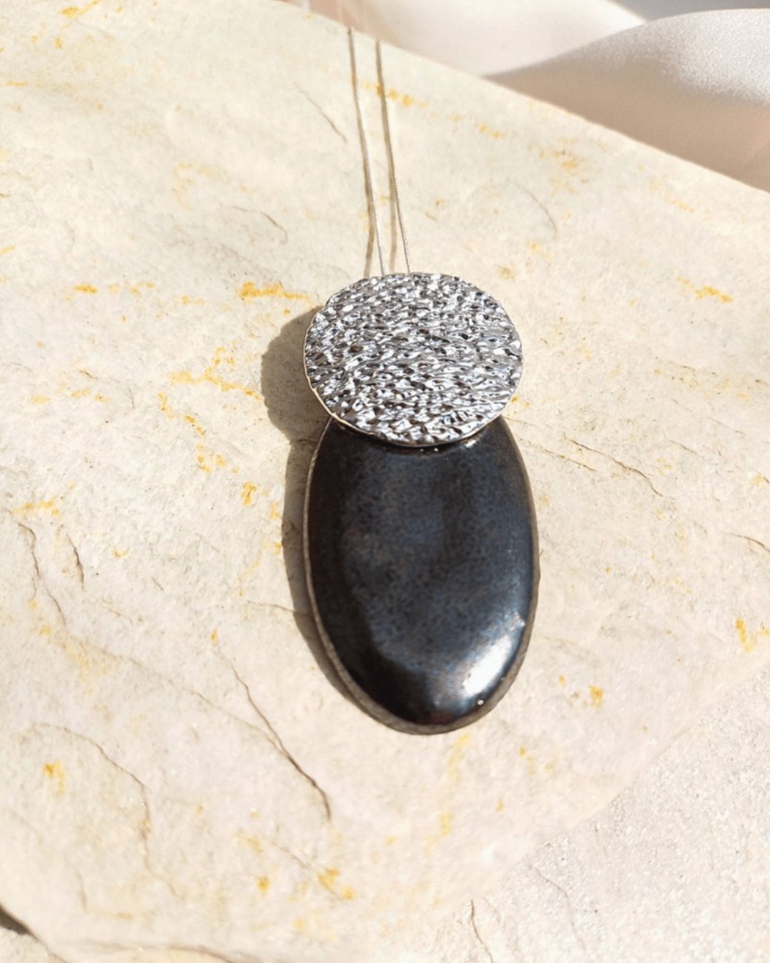 Colar Noite Escura - Em Cerâmica Artesanal