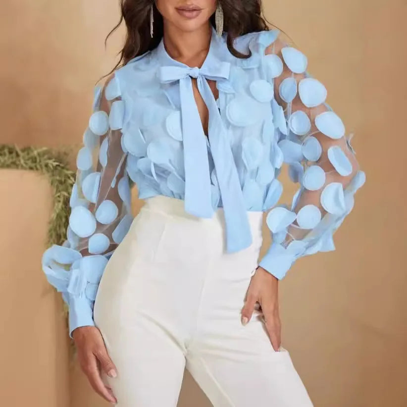 Camisa Elegance Bruna - Decote V e Detalhes em Flores Tridimensionais