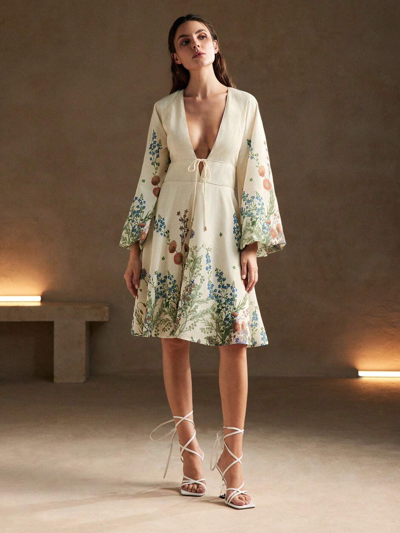 Florença - Vestido com Mangas Longas e Gola Mandarim