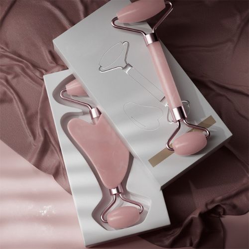 BRINDE - Kit Amor-Próprio Ízier – Quartzo Rosa (Rolo + Gua Sha)