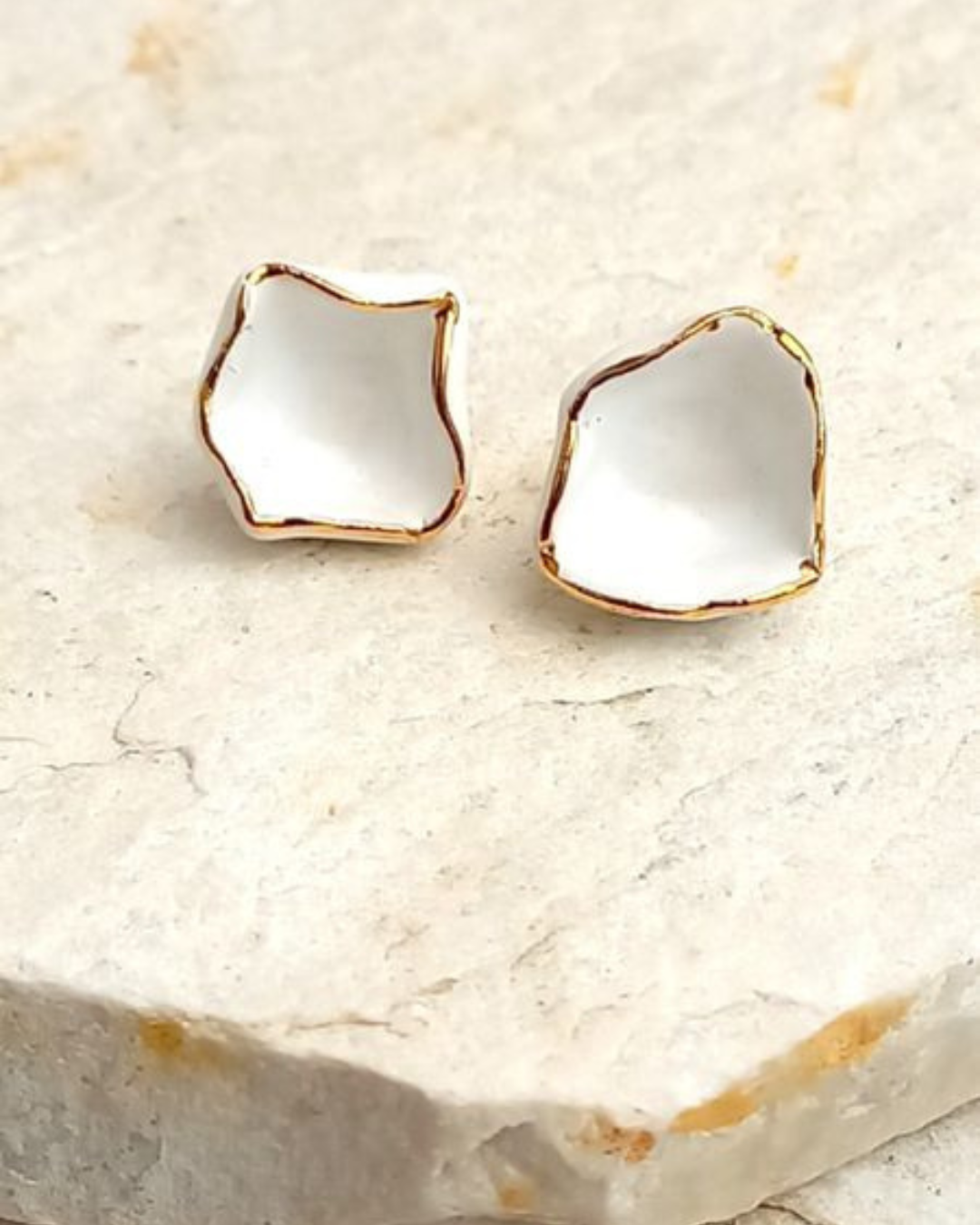 Brinco Contorno Dourado - Em Cerâmica Artesanal