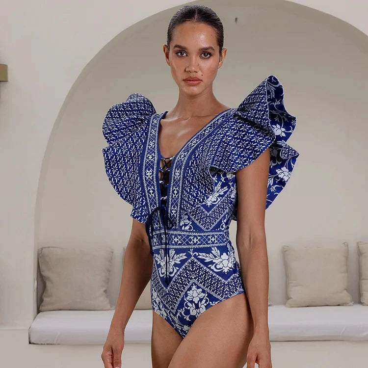 Conjunto de Maiô e Saia Longa “Zaira” com Estampa Floral Tropical em Azul e Branco