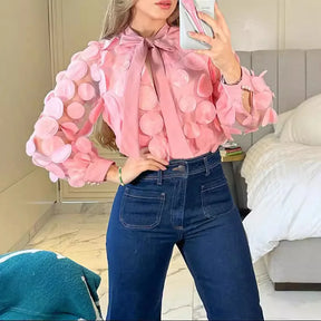 Camisa Elegance Bruna - Decote V e Detalhes em Flores Tridimensionais