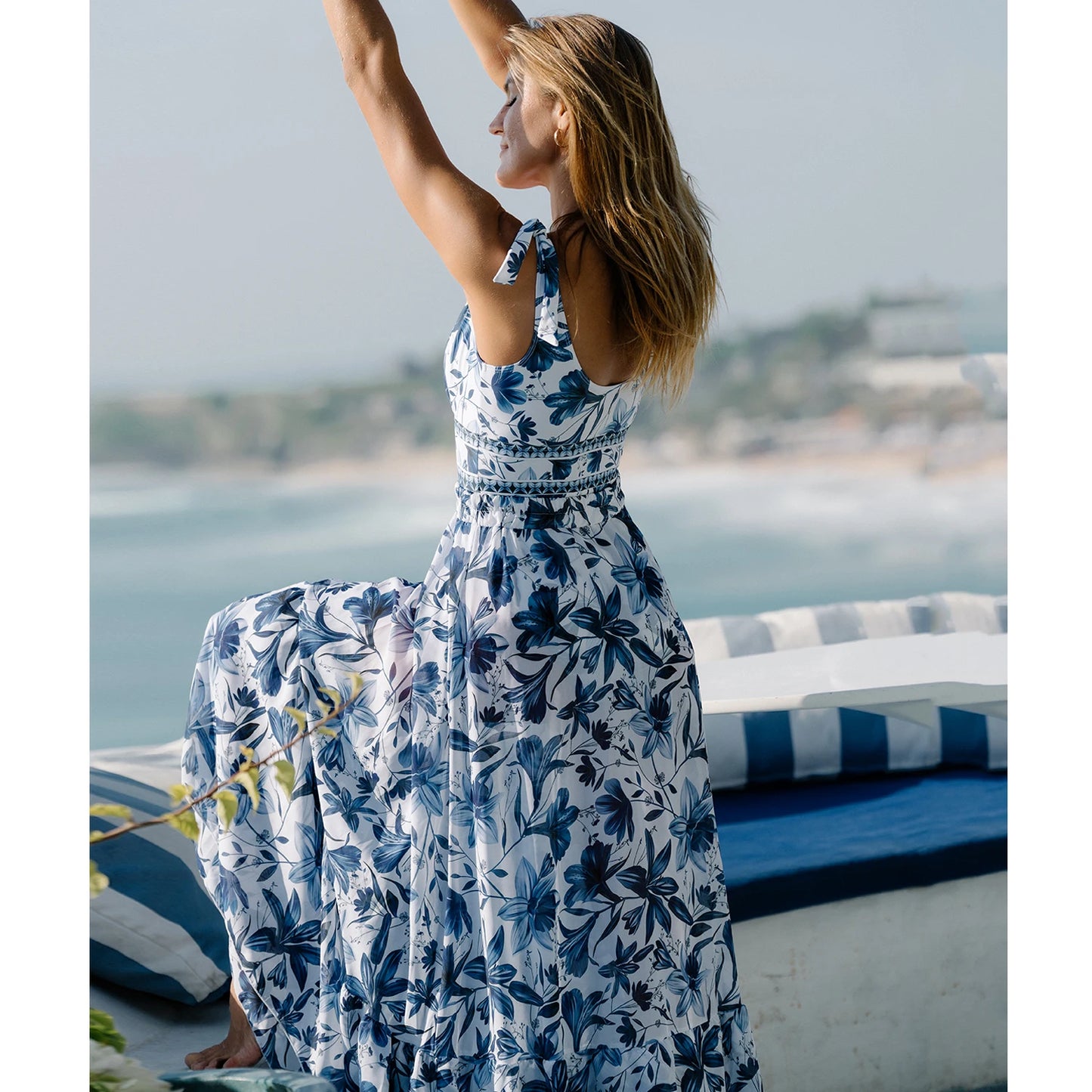 Conjunto de Maiôs e Saia/Pareô “Água Marinha” com Estampa Floral Azul e Branca