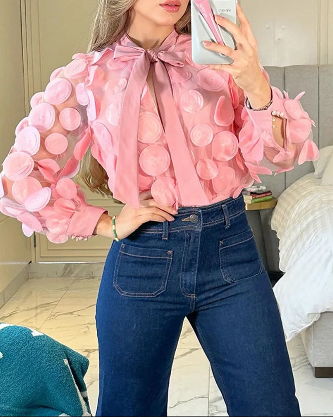 Camisa Elegance Bruna - Decote V e Detalhes em Flores Tridimensionais