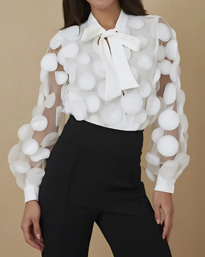 Camisa Elegance Bruna - Decote V e Detalhes em Flores Tridimensionais