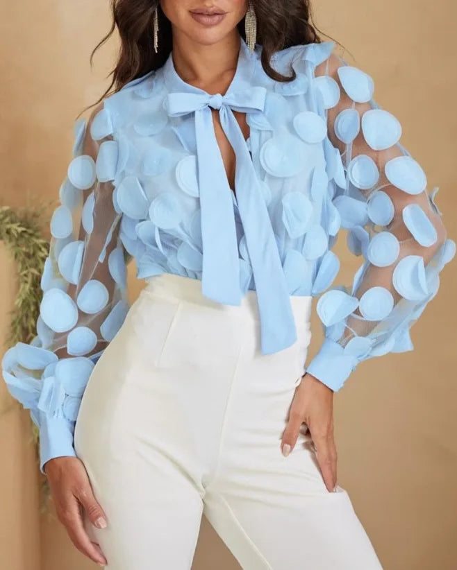 Camisa Elegance Bruna - Decote V e Detalhes em Flores Tridimensionais