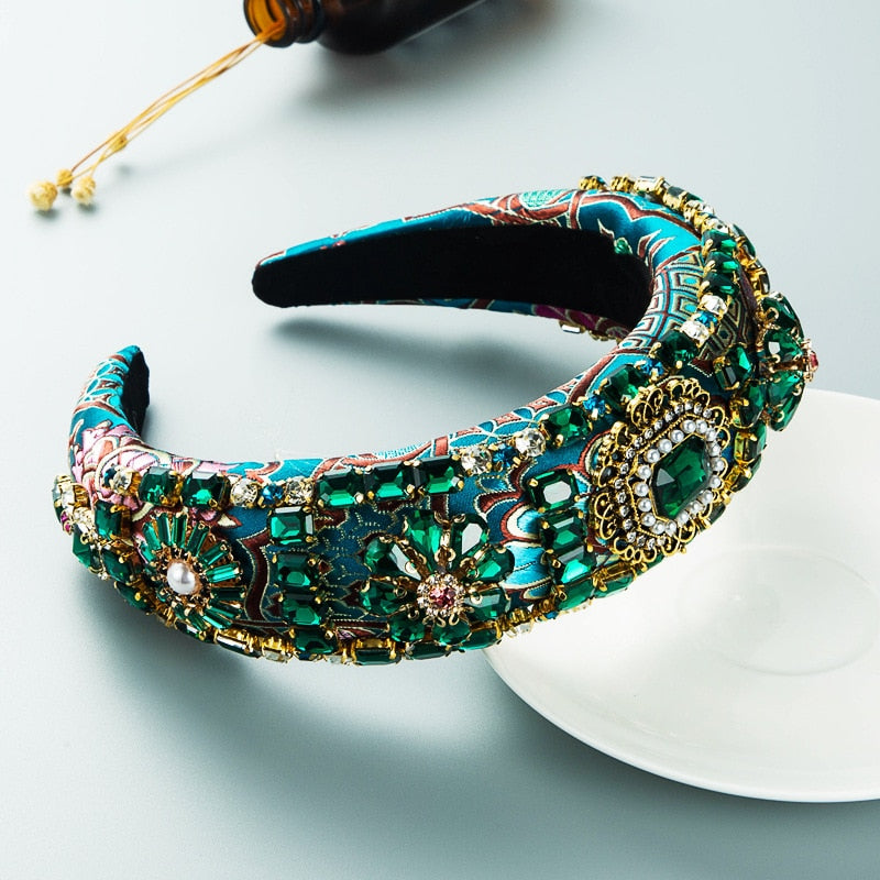 Tiara bordada com pedraria