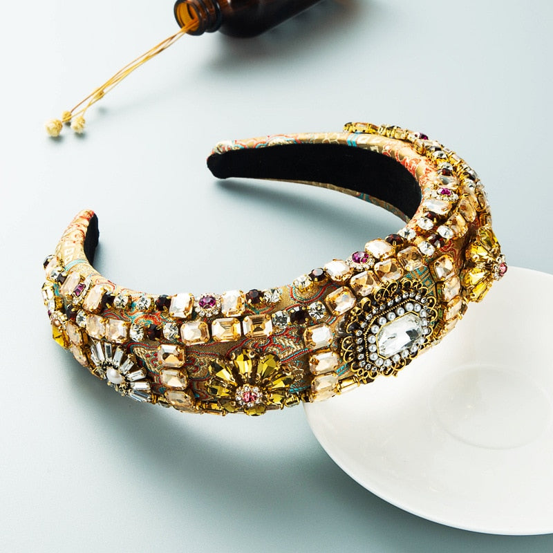 Tiara bordada com pedraria
