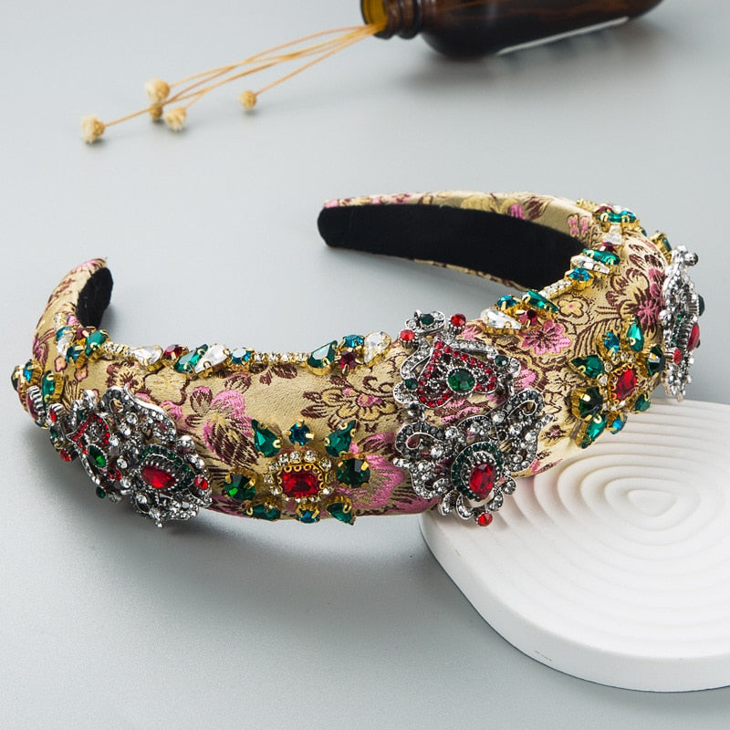 Tiara bordada com pedraria