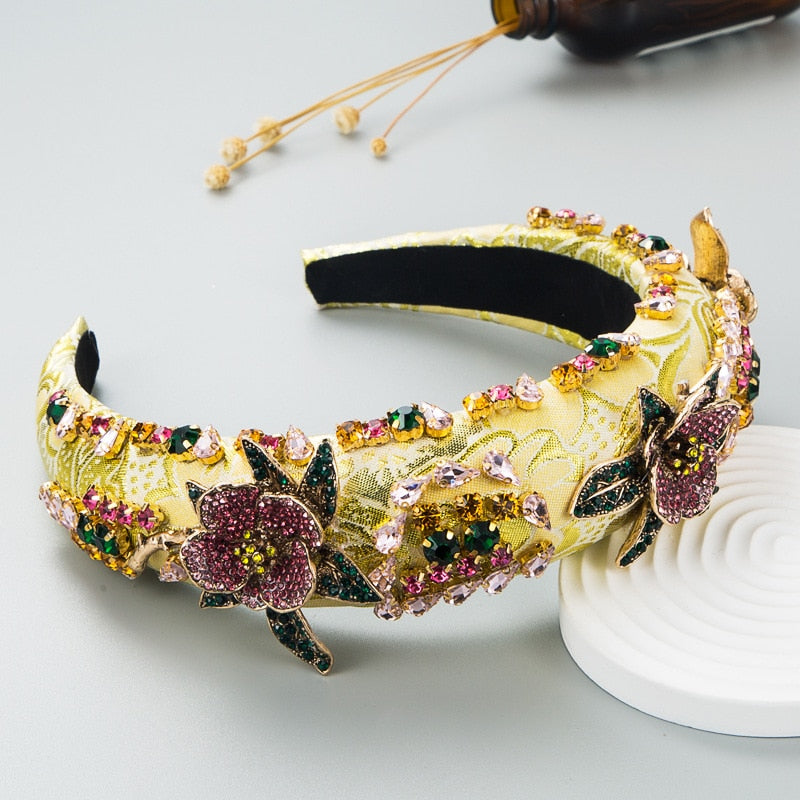 Tiara bordada com pedraria