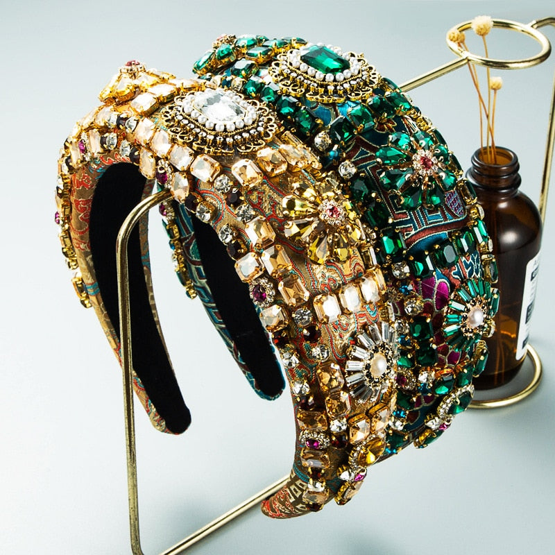 Tiara bordada com pedraria