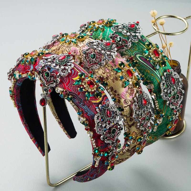 Tiara bordada com pedraria