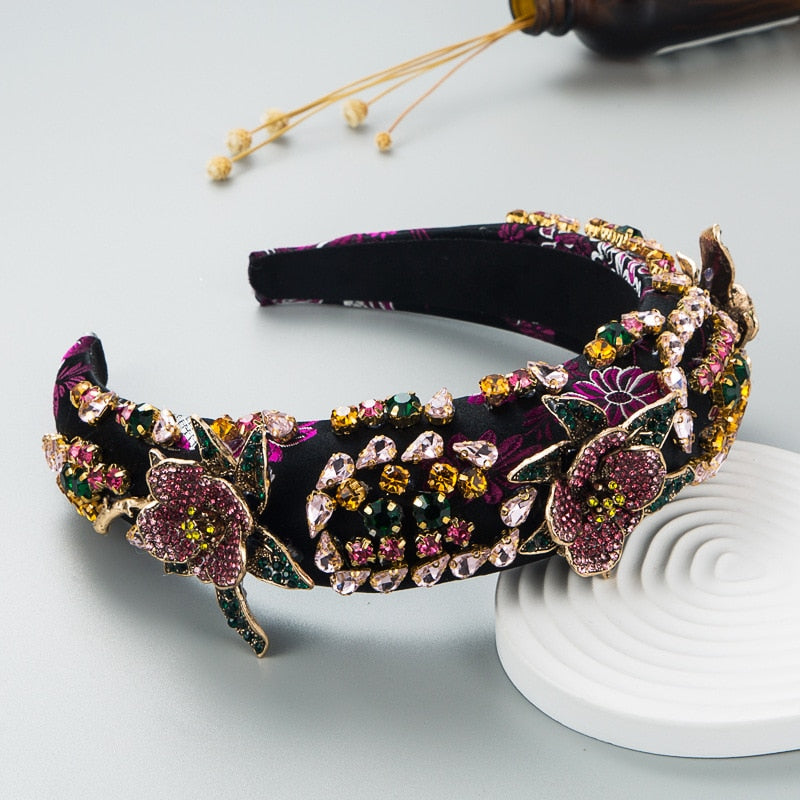 Tiara bordada com pedraria