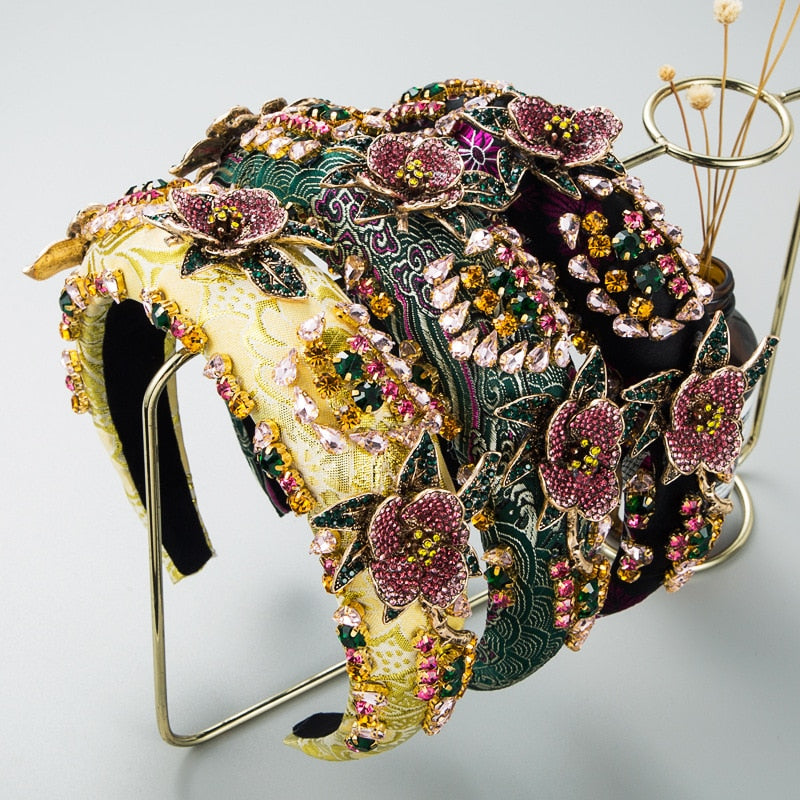 Tiara bordada com pedraria