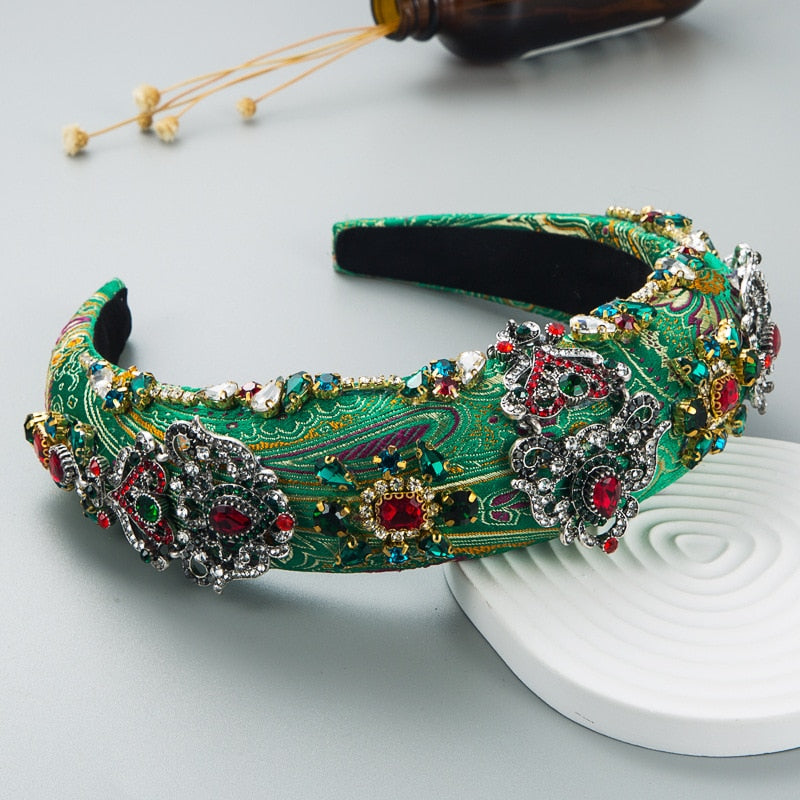 Tiara bordada com pedraria