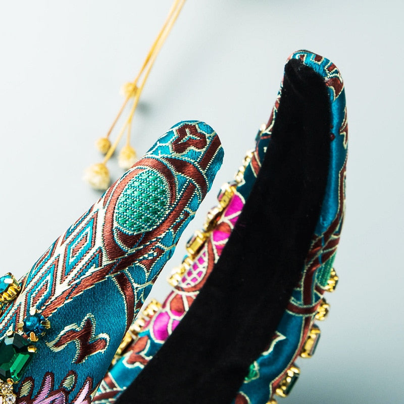 Tiara bordada com pedraria