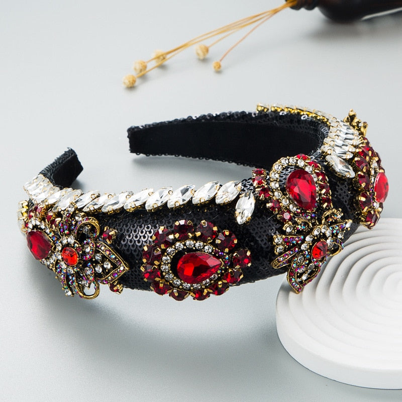 Tiara bordada com pedraria
