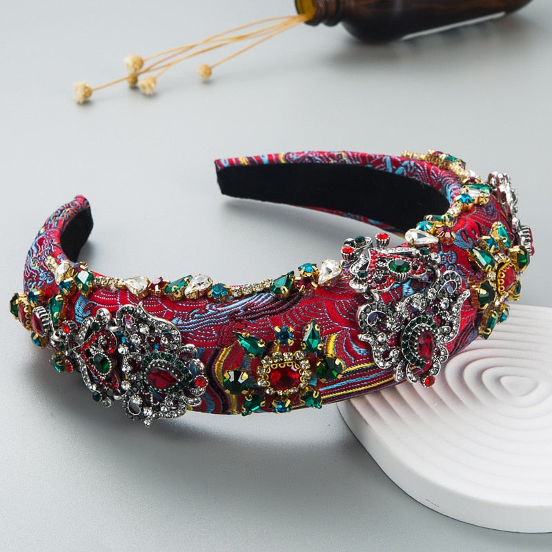Tiara bordada com pedraria