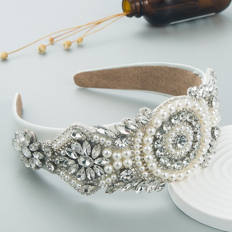Tiara bordada em pedraria - Modelos em branco