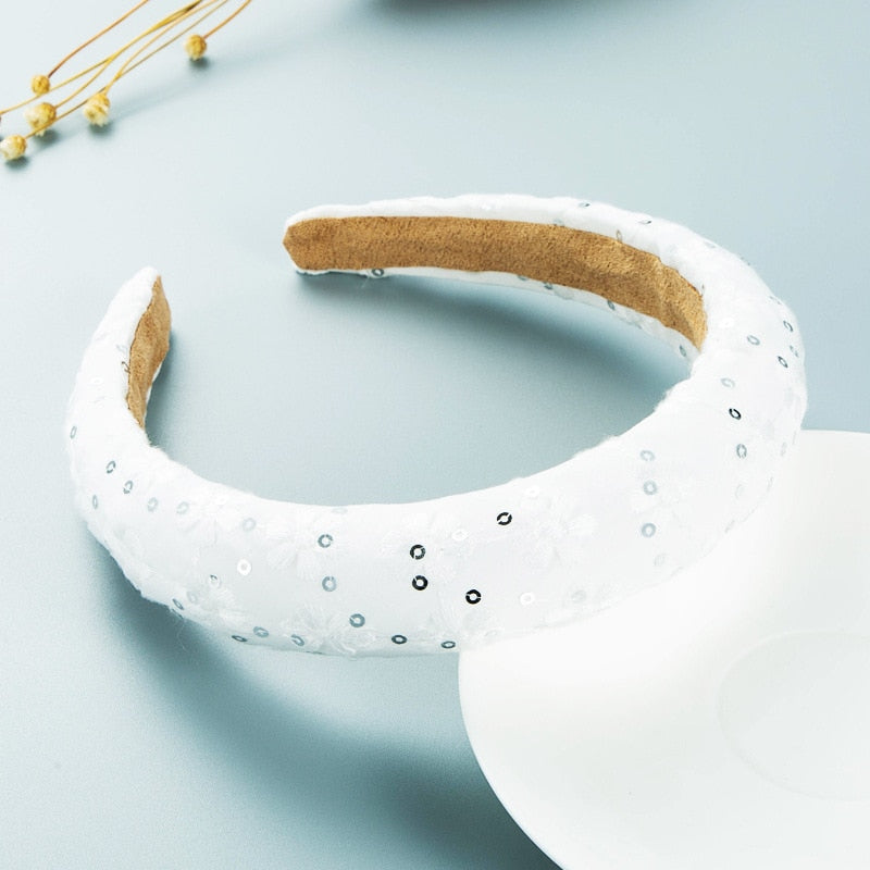 Tiara bordada em pedraria - Modelos em branco