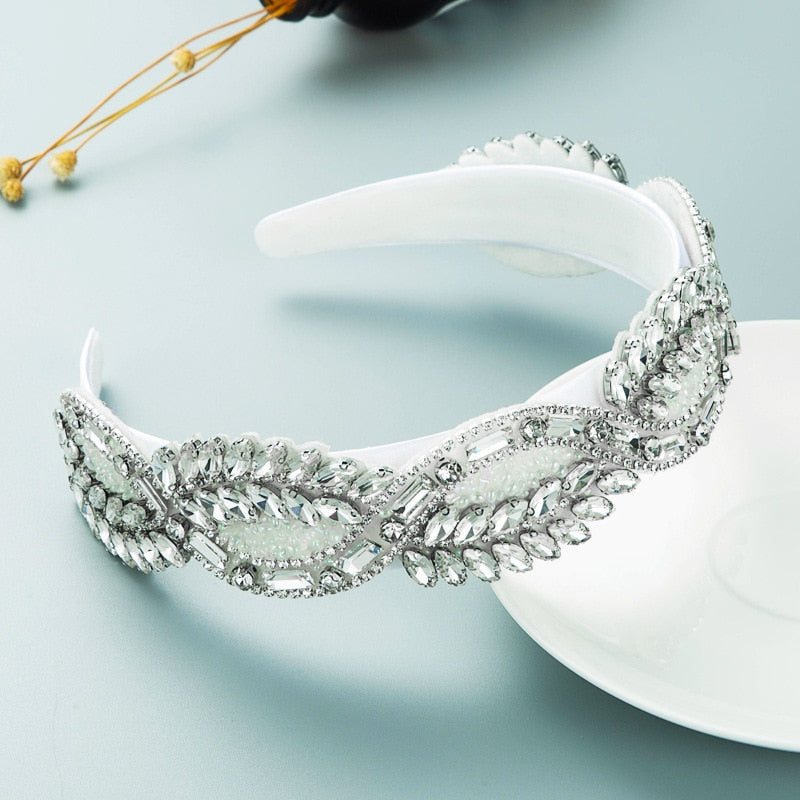 Tiara bordada em pedraria - Modelos em branco