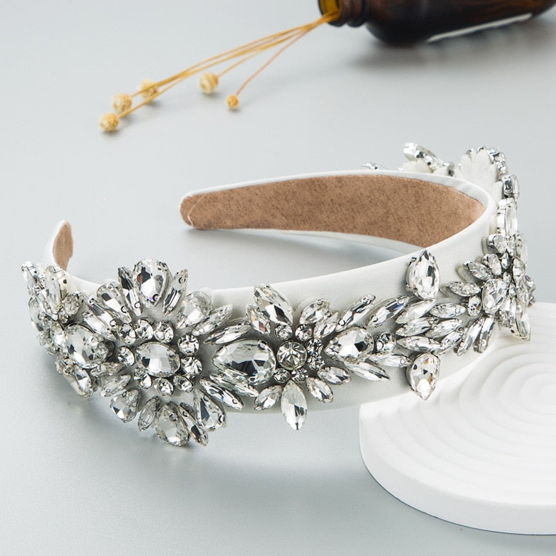 Tiara bordada em pedraria - Modelos em branco